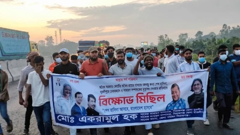 পুলিশের টহল গাড়ির সামনে নিষিদ্ধ যুবলীগের মিছিল, ভিডিও ভাইরাল