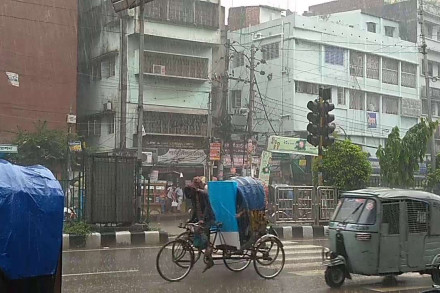 রাজধানীতে আজ মেঘলা আকাশ এবং সামান্য বৃষ্টি