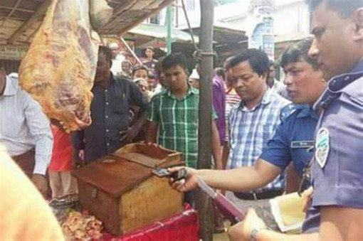 পাবনায় মরা গরুর মাংস বিক্রির চেষ্টার অভিযোগে এলাকাবাসীর হাতে আটক ২ কসাই