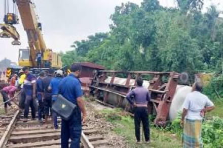 যশোরে ট্যাংকার লাইনচ্যুত হওয়ায় খুলনার সঙ্গে সারা দেশের রেল যোগাযোগ বিচ্ছিন্ন