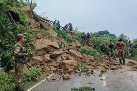 পাহাড় ধসে মহালছড়ি উপজেলার সঙ্গে গুইমারার সড়কে যানবাহন চলাচল বন্ধ