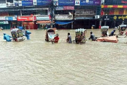 চট্টগ্রামে জলাবদ্ধতায় দুর্ভোগে মানুষ