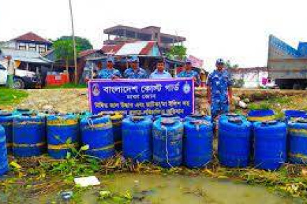 ১ কোটি ২৬ লাখ চিংড়ির রেণু জব্দ করে পদ্মা নদীতে অবমুক্ত