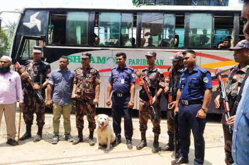 সীতাকুণ্ডে বাসে লুকিয়ে রাখা ১ কেজি হেরোইন খুঁজে বের করল বিজিবির প্রশিক্ষিত কুকুর