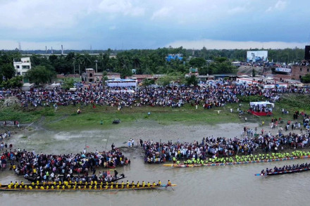 জামালপুরে ব্রহ্মপুত্র নদে গ্রামবাংলার ঐতিহ্যবাহী নৌকাবাইচ প্রতিযোগিতা