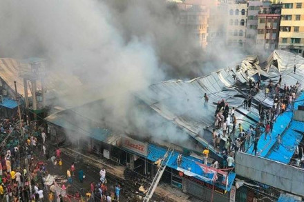 মোহাম্মদপুরের কৃষি মার্কেটে ভয়াবহ আগুনে পুড়ে গেছে ১৮টি স্বর্ণের দোকান