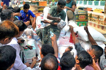 খালি হাতে ফিরলেন টিসিবির কয়েক শ কার্ডধারী লাইনে দাঁড়িয়ে