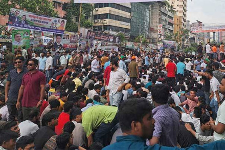 নয়াপল্টনস্থ কেন্দ্রীয় কার্যালয়ের সামনে বিএনপির জনসমাবেশে নেতা-কর্মীদের ঢল