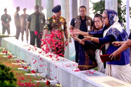 আজ শেখ রাসেলের ৬০তম জন্মদিনে পুষ্পস্তবক অর্পণ করে শ্রদ্ধা জানালেন প্রধানমন্ত্রী