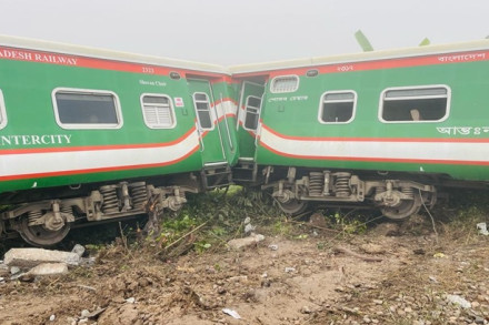 গাজীপুরে ট্রেনের ইঞ্জিনসহ ৭ বগি লাইনচ্যুত, নিহত ১