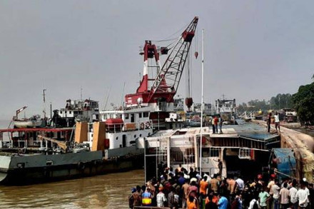 পাটুরিয়া-দৌলতদিয়া নৌ রুটে যানবাহনসহ ফেরি ডুবি