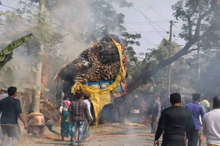 ঠাকুরগাঁওয়ে পাট বোঝাই চলন্ত ট্রাকে আগুনের ঘটনায় ৫০ হাজার টাকার ক্ষয়ক্ষতি