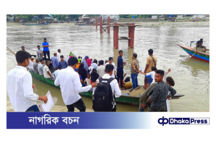 সেতুর পিলারে ট্রলারের ধাক্কা, সাঁতরিয়ে প্রাণে বাঁচলেন যাত্রীরা